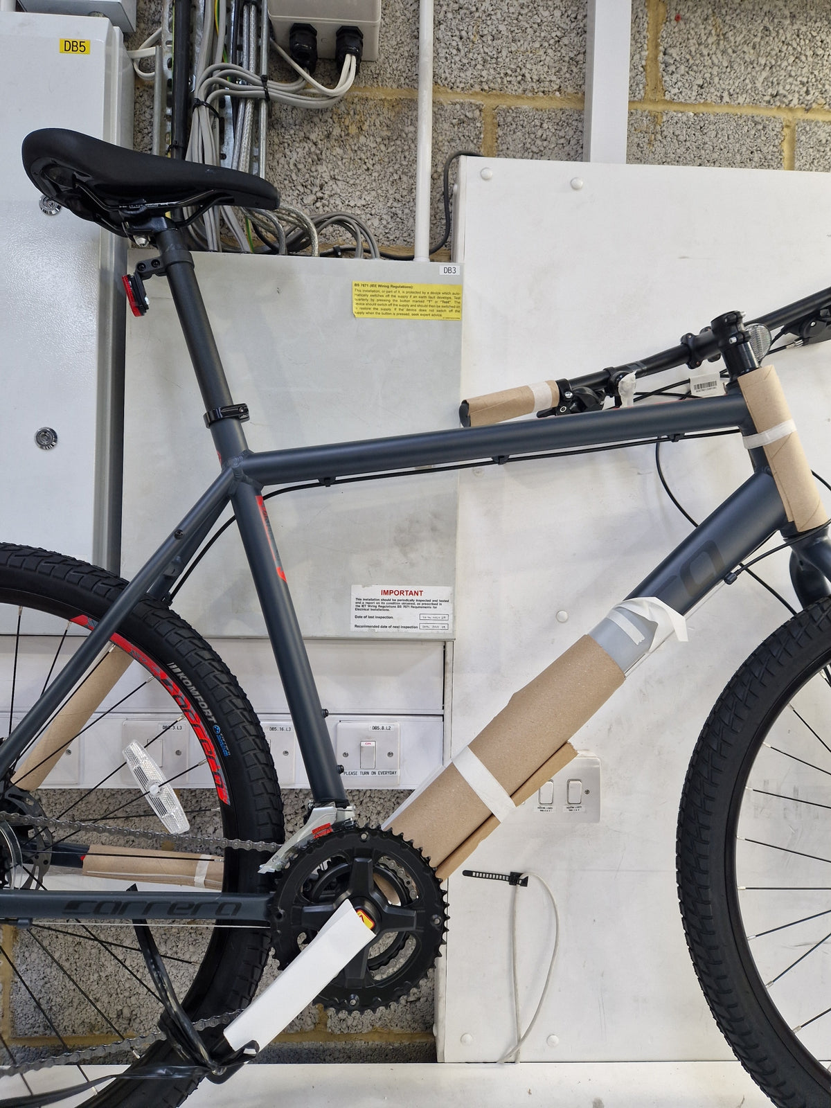Carrera Subway 1 22in-Frame 27.5in 16-Speed Men's Hybrid Bike - XL Dark Grey