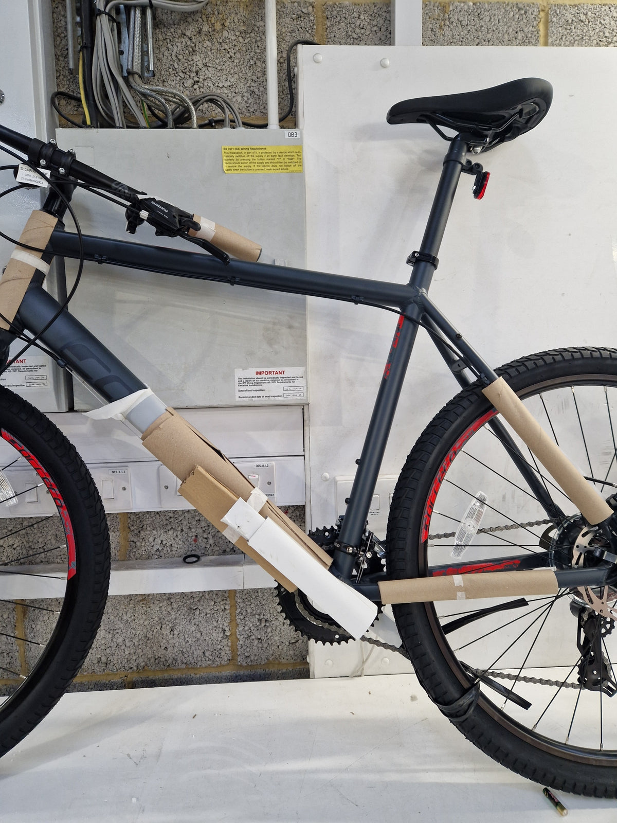 Carrera Subway 1 22in-Frame 27.5in 16-Speed Men's Hybrid Bike - XL Dark Grey