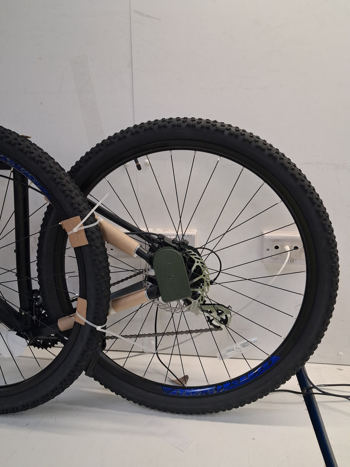 Carrera Hellcat Mens 16 Speed Hydraulic Disc Mountain Bike - Black - L 20''