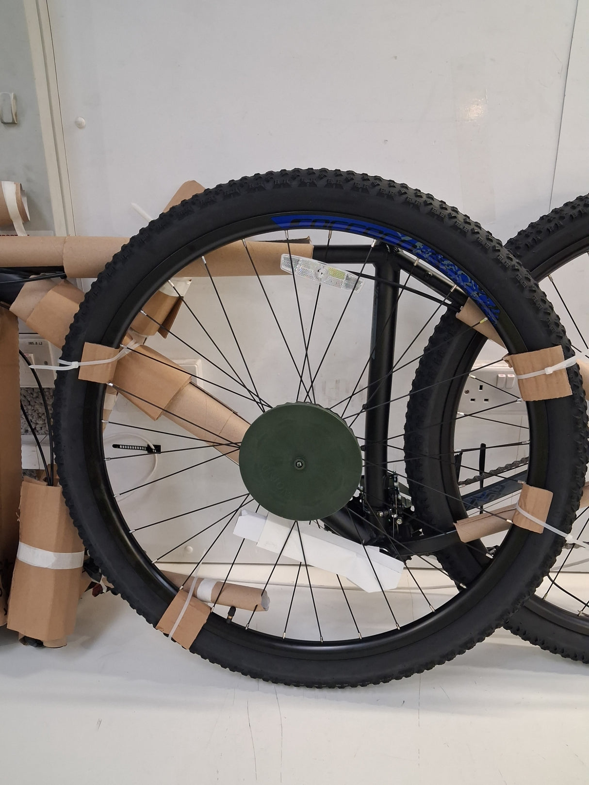 Carrera Hellcat Mens 16 Speed Hydraulic Disc Mountain Bike - Black - L 20''