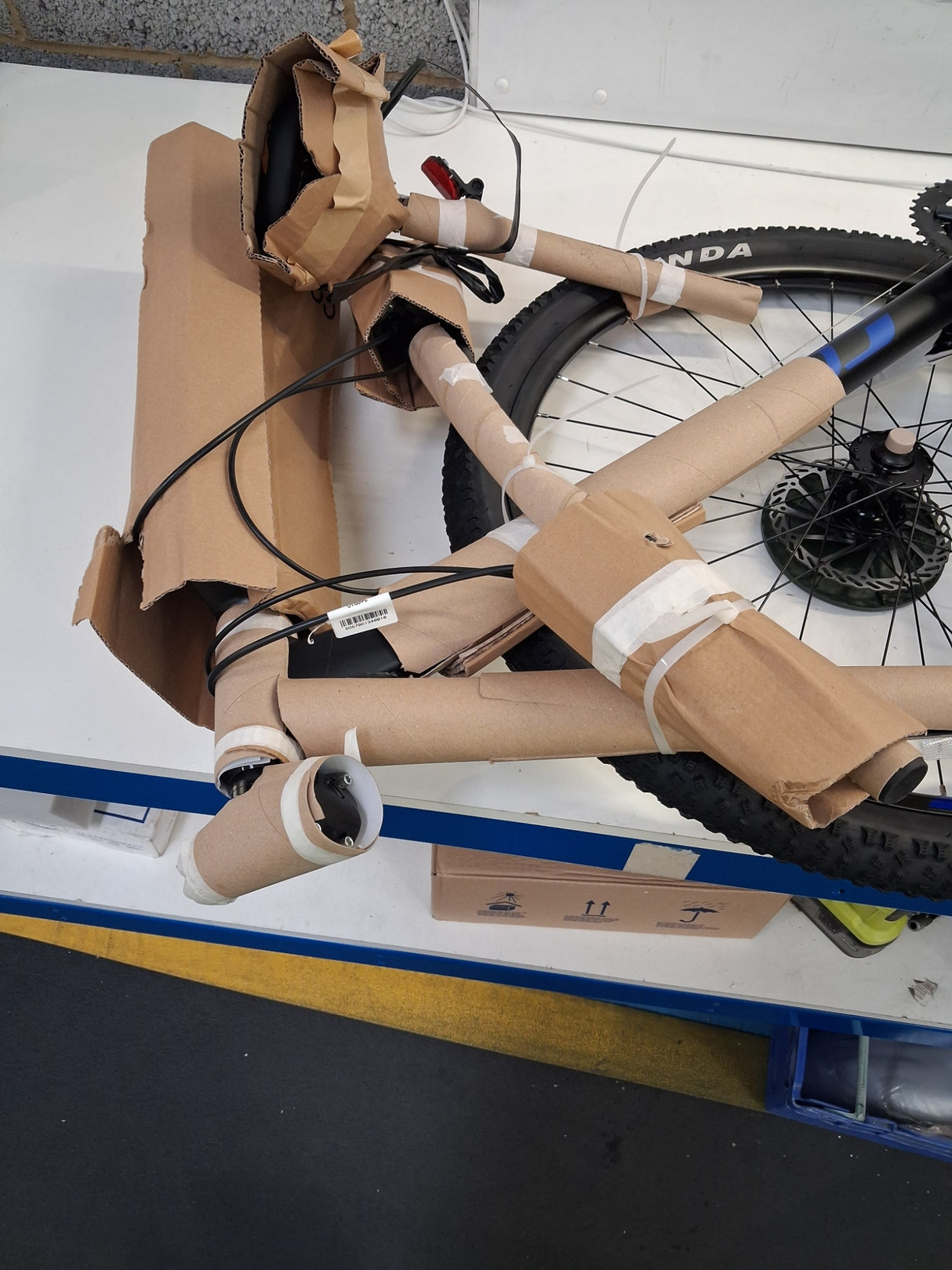 Carrera Hellcat Mens 16 Speed Hydraulic Disc Mountain Bike - Black - L 20''