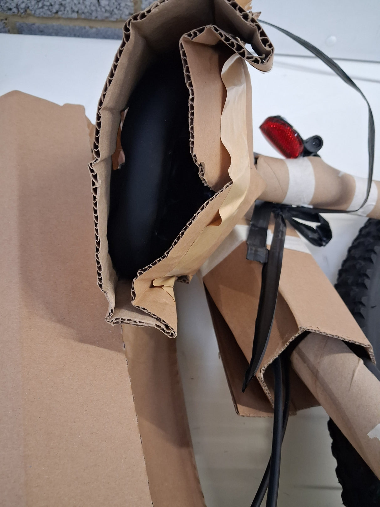 Carrera Hellcat Mens 16 Speed Hydraulic Disc Mountain Bike - Black - L 20''