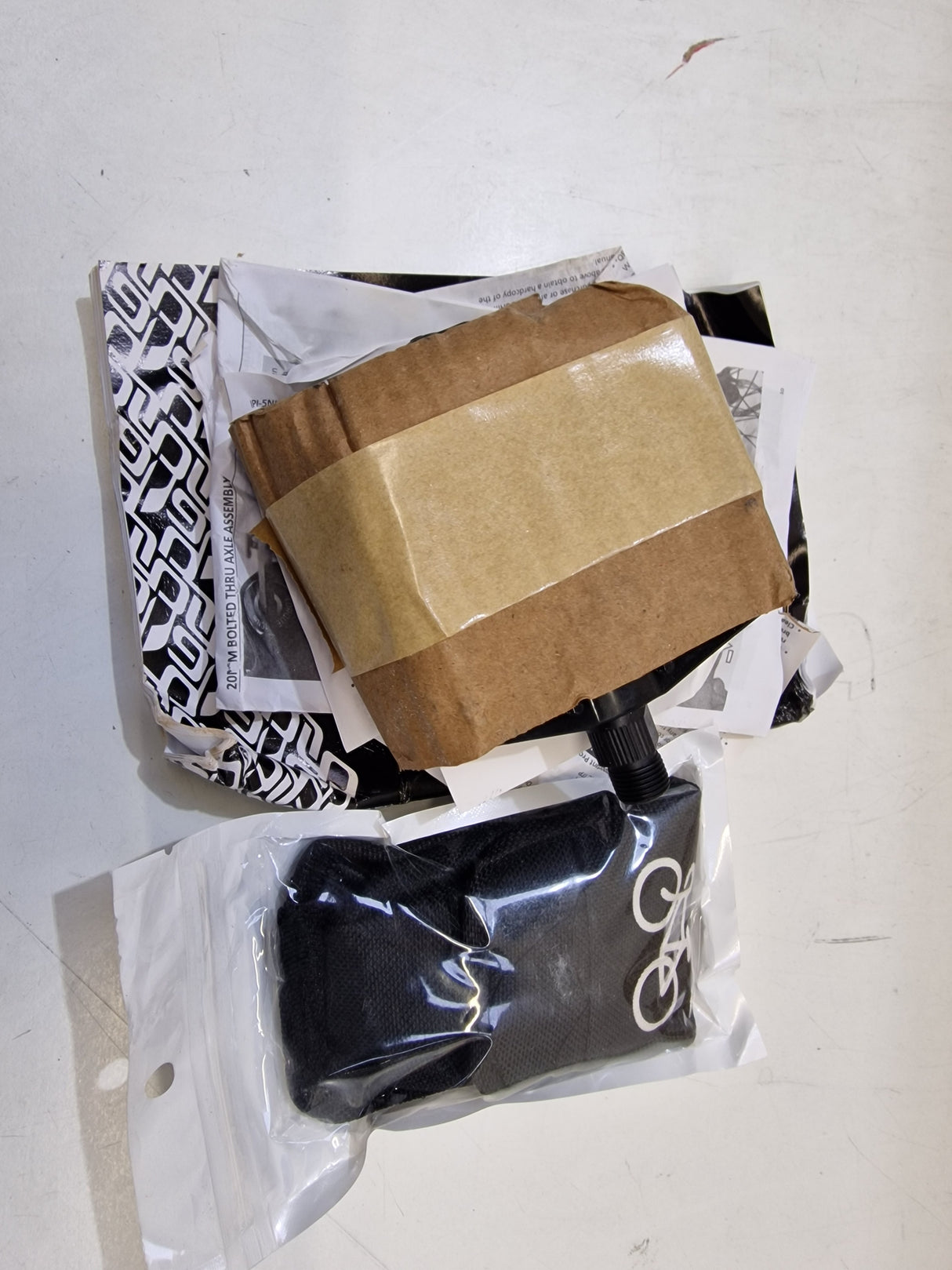 Carrera Hellcat Mens 16-Speed Hydraulic Disc Mountain Bike - Black - L 20''