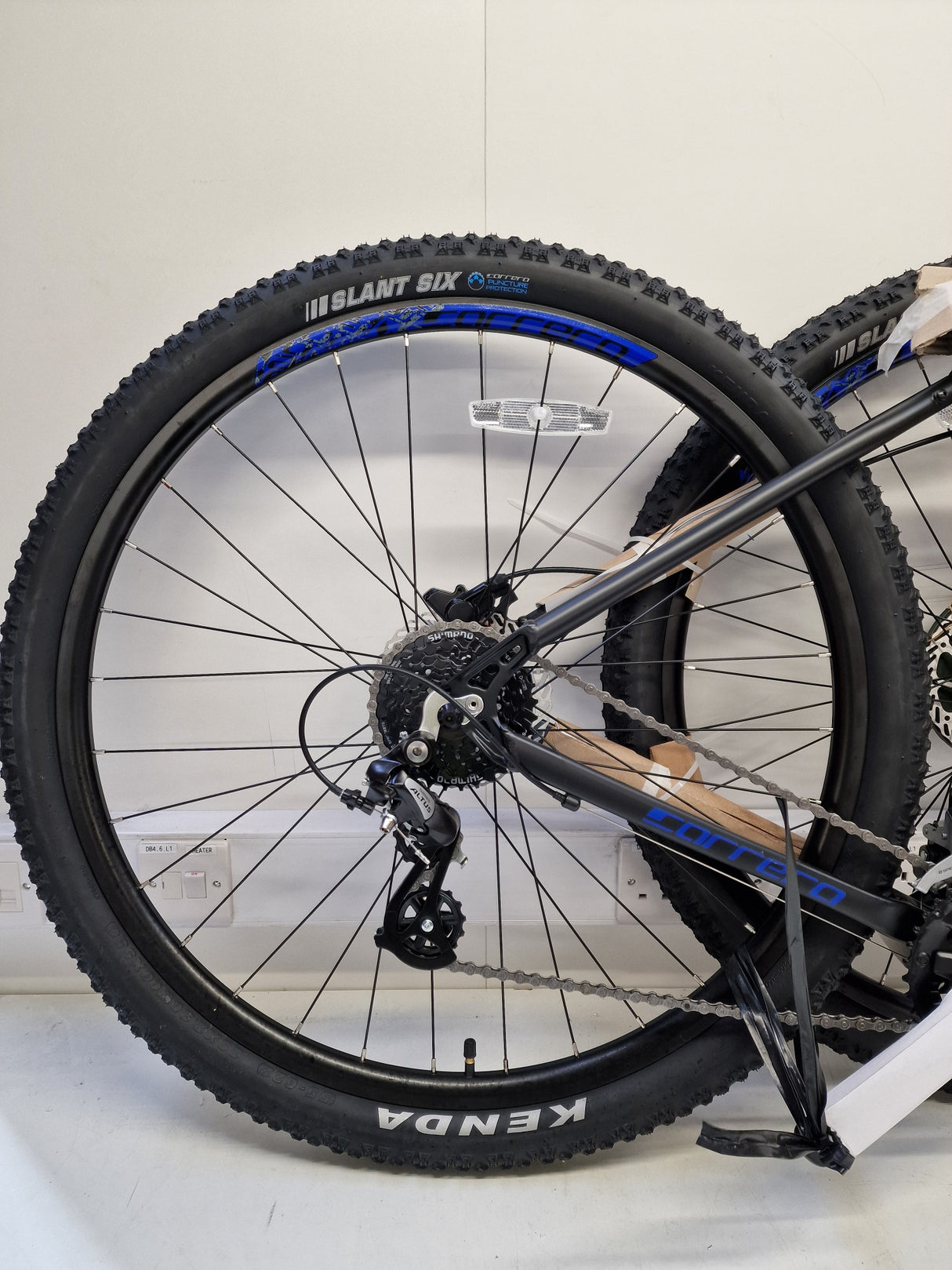 Carrera Hellcat Mens 16-Speed Hydraulic Disc Mountain Bike - Black - L 20''