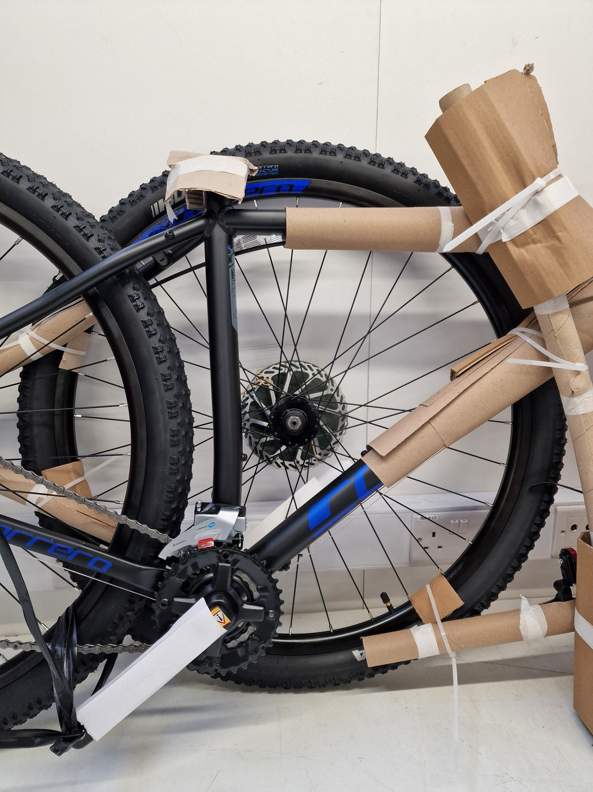 Carrera Hellcat Mens 16-Speed Hydraulic Disc Mountain Bike - Black - L 20''