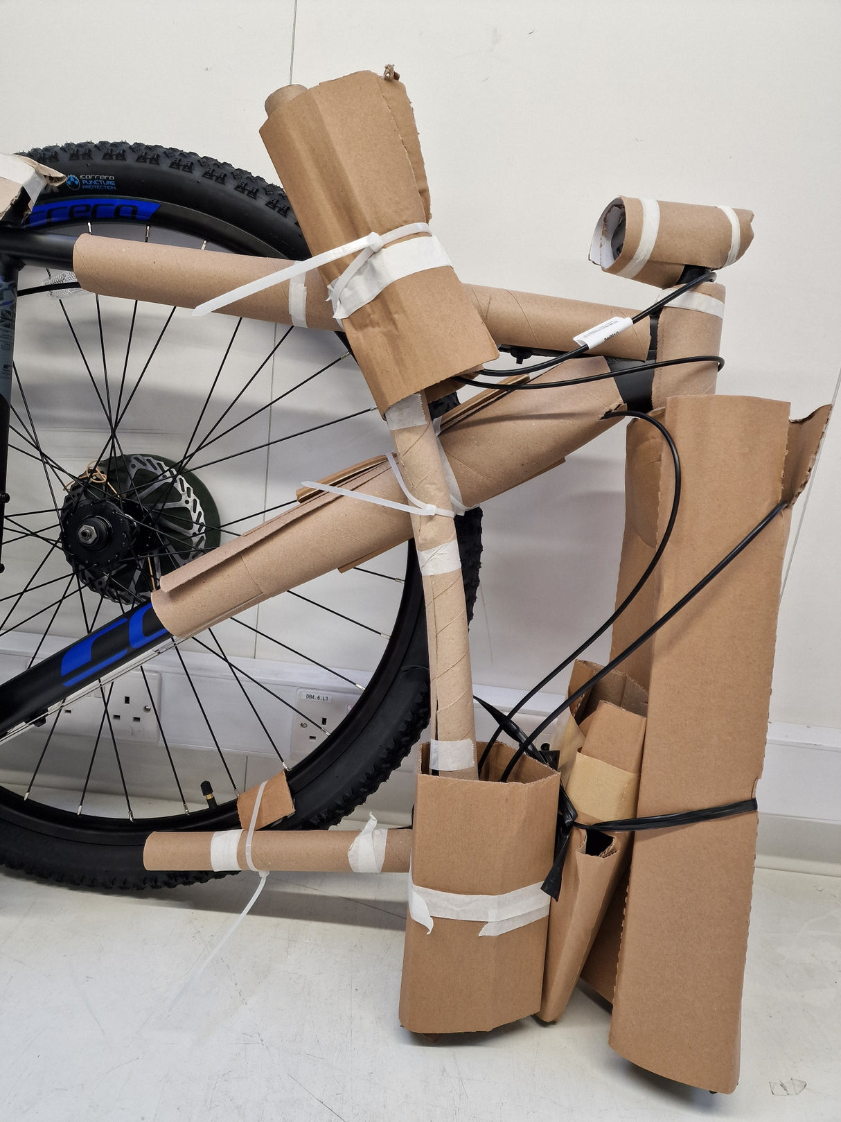 Carrera Hellcat Mens 16-Speed Hydraulic Disc Mountain Bike - Black - L 20''