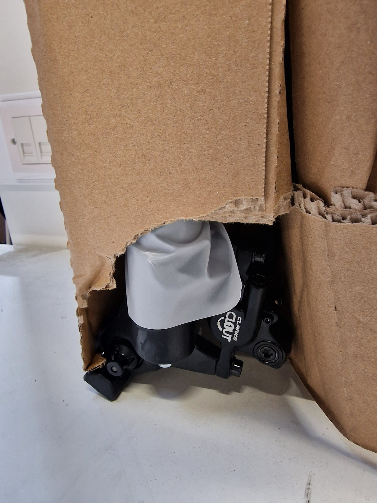 Carrera Hellcat Mens 16-Speed Hydraulic Disc Mountain Bike - Black - L 20''