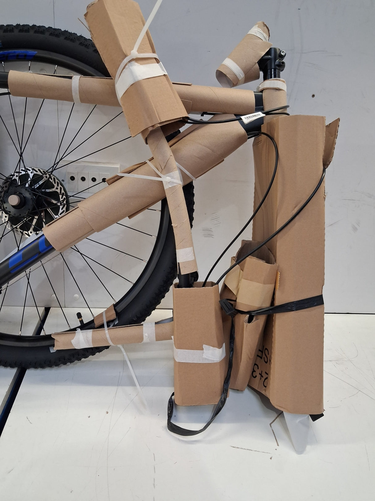 Carrera Hellcat Mens 16 Speed Hydraulic Mountain Bike - Black - Large 20''