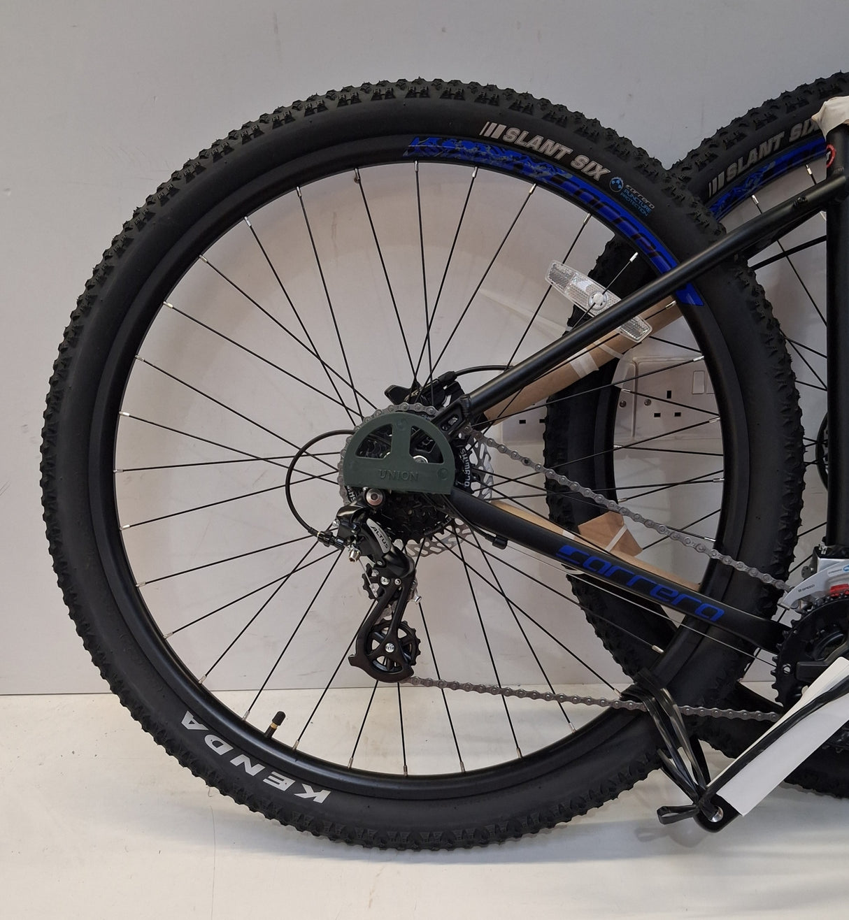 Carrera Hellcat Mens 16 Speed Hydraulic Mountain Bike - Black - Large 20''