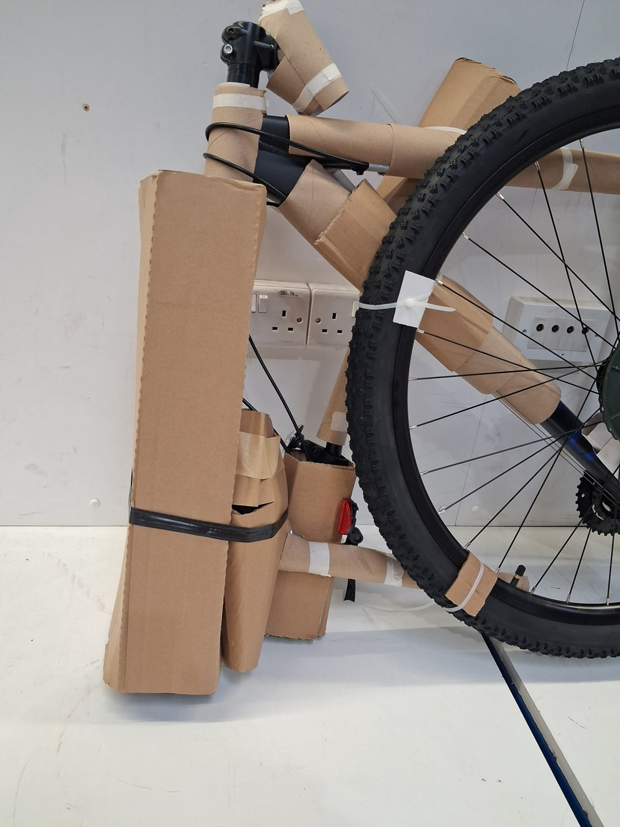 Carrera Hellcat Mens 16 Speed Hydraulic Mountain Bike - Black - Large 20''