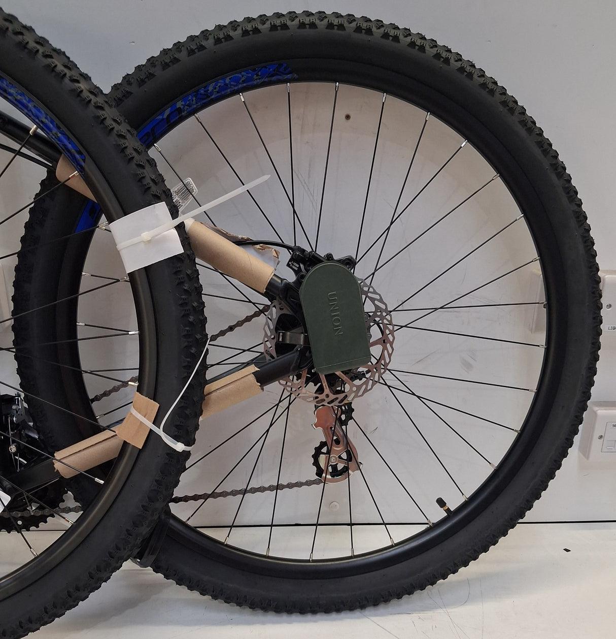 Carrera Hellcat Mens 16 Speed Hydraulic Mountain Bike - Black - Large 20''