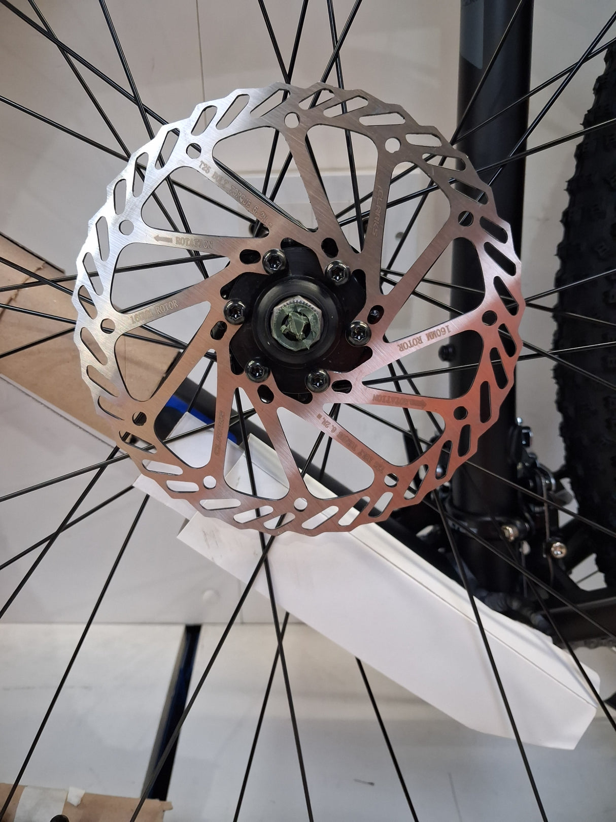 Carrera Hellcat Mens 16 Speed Hydraulic Mountain Bike - Black - Large 20''