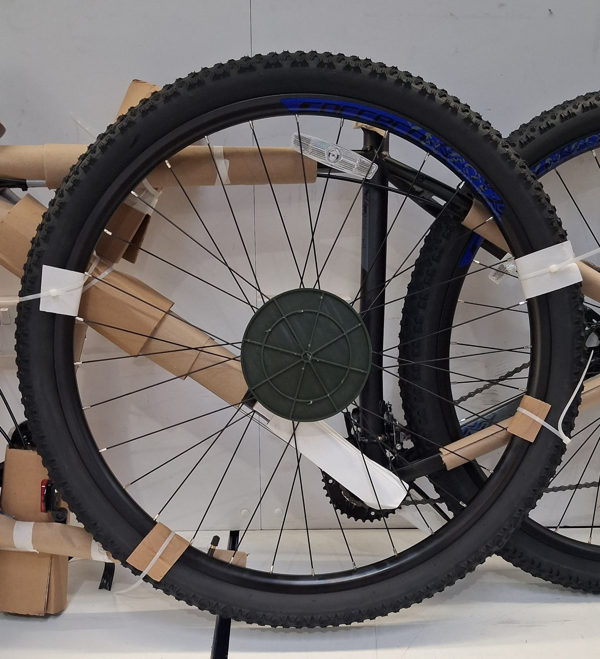 Carrera Hellcat Mens 16 Speed Hydraulic Mountain Bike - Black - Large 20''