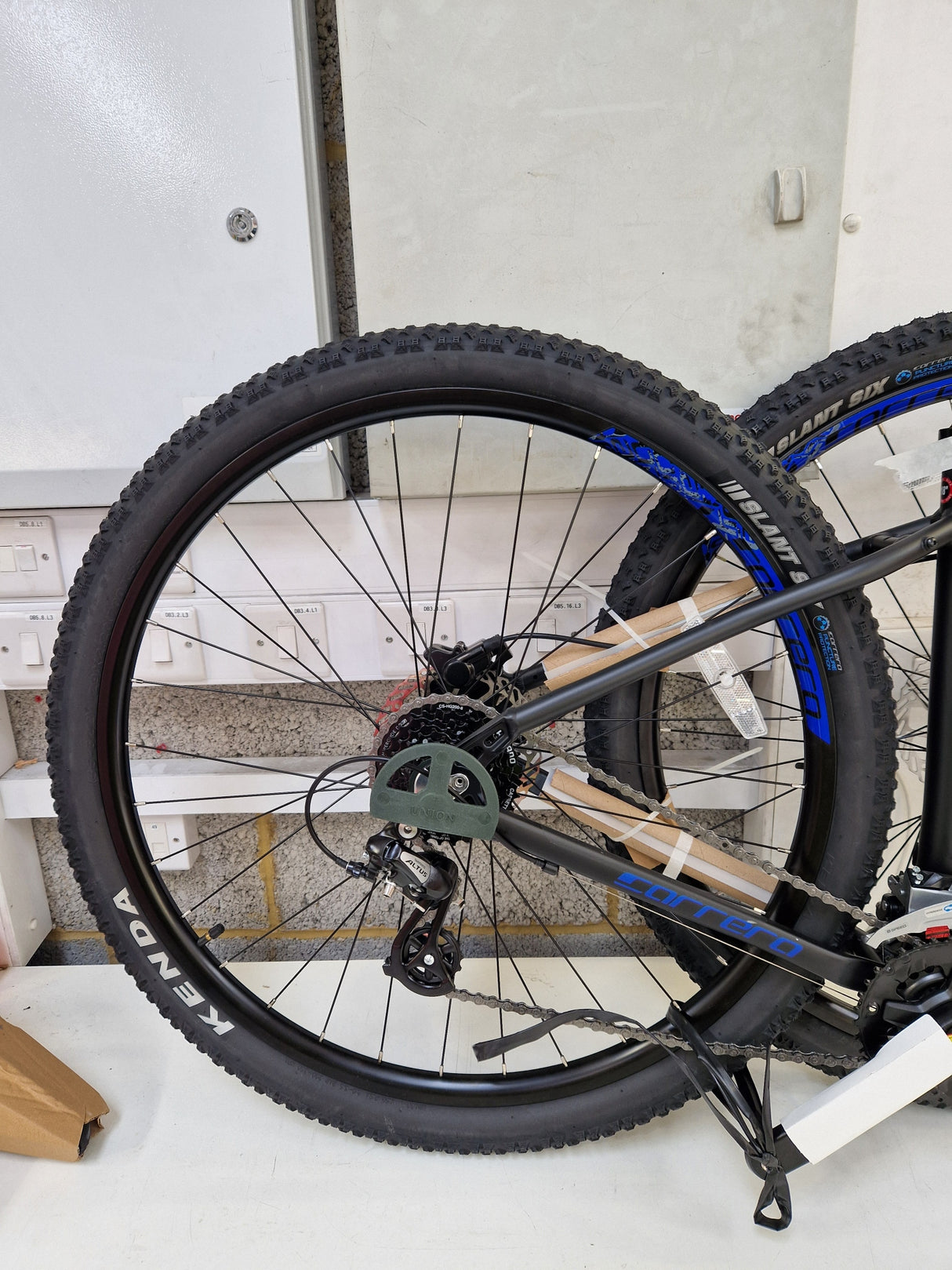 Carrera Hellcat 16 Speed 29" Wheels Hardtail Mountain Bike Medium 18'' Black