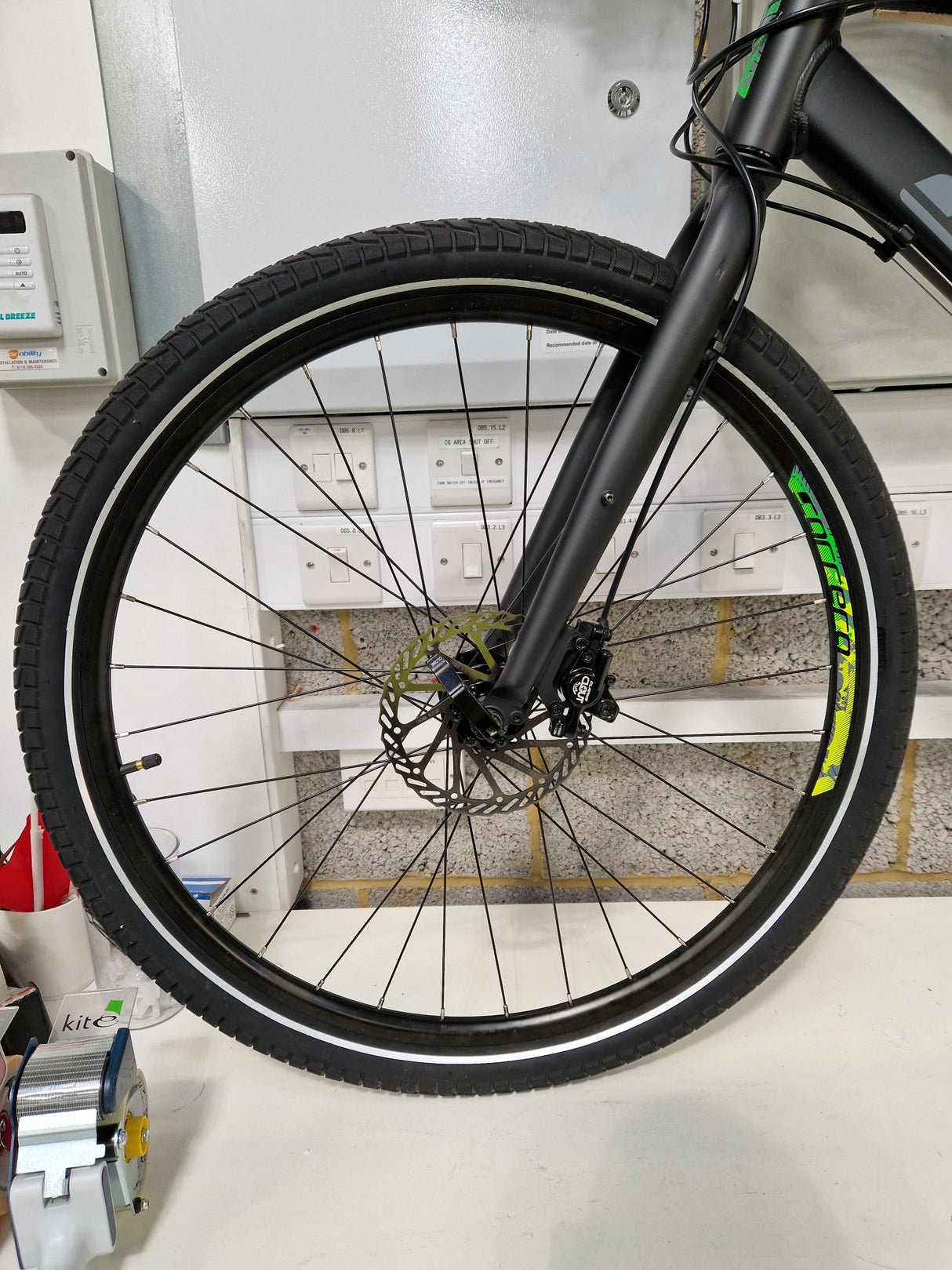Carrera Subway 2 Men's 9-Speed Hydraulic Brakes Hybrid Bike Black Large 20''