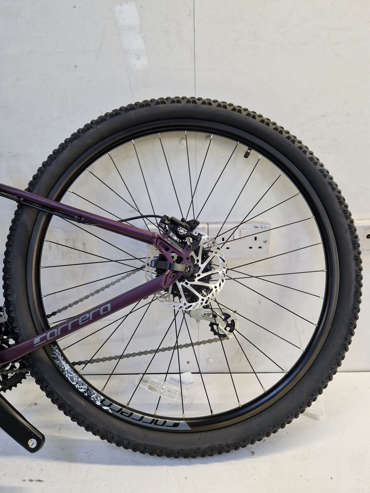 Carrera Hellcat Women's 16-Gears Mountain Bike - 18" Medium Frame - Purple