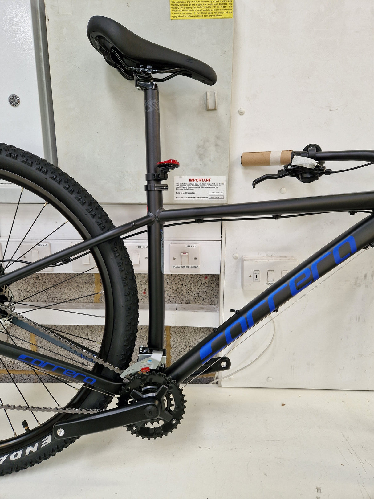 Carrera Hellcat 8-Speed Men's Mountain Bike 29" Wheels - Medium 18" - Black
