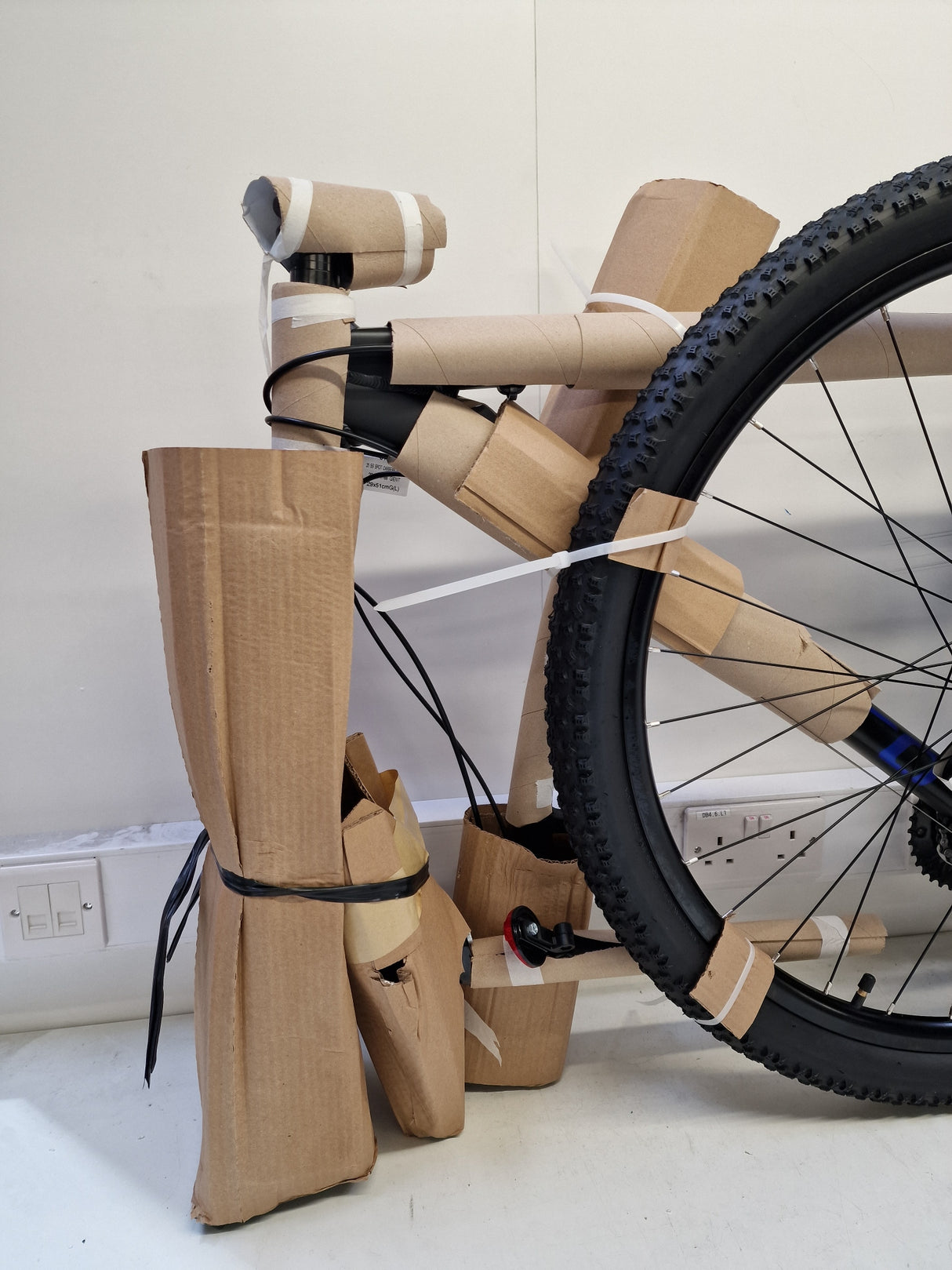 Carrera Hellcat Mens 16-Speed Hydraulic  Brakes Mountain Bike ~ Black - L