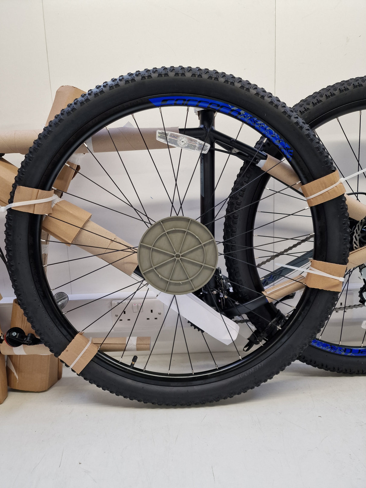 Carrera Hellcat Mens 16-Speed Hydraulic  Brakes Mountain Bike ~ Black - L