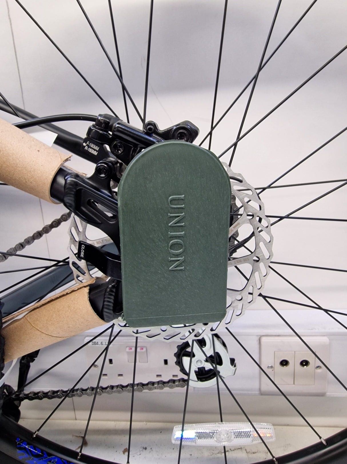 Carrera Hellcat Mens 16-Speed Hydraulic  Brakes Mountain Bike ~ Black - L