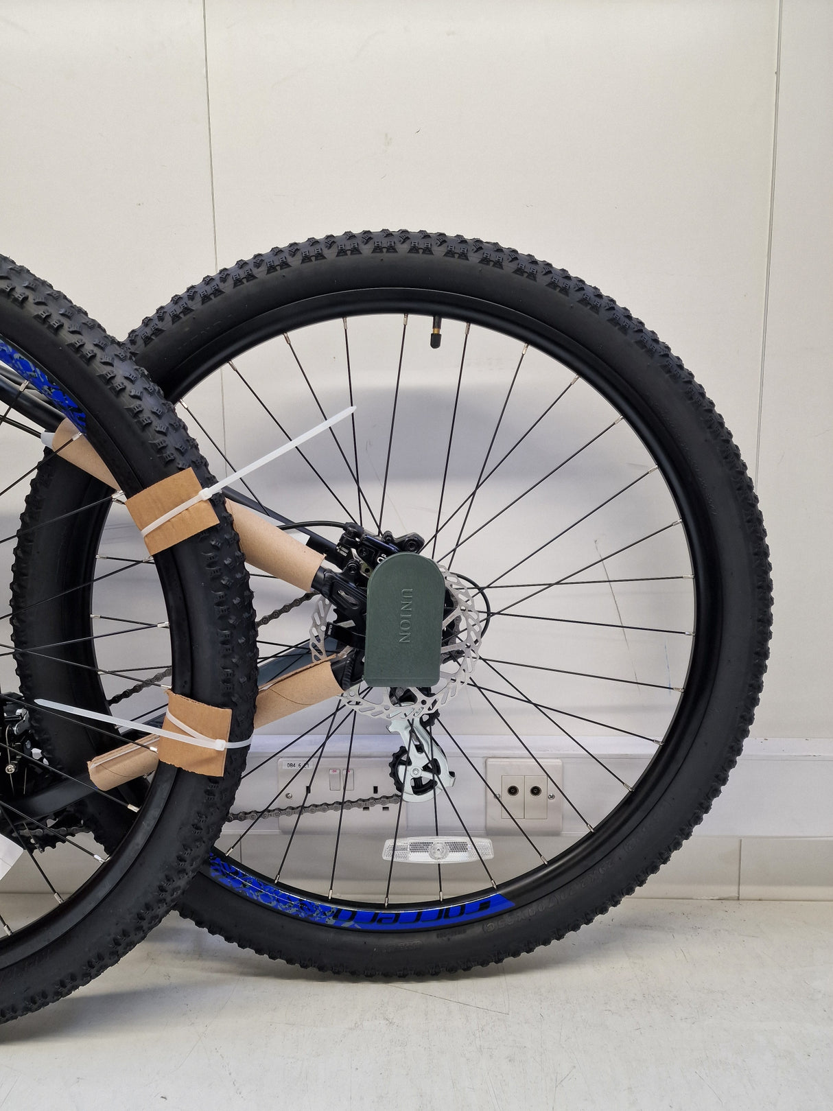 Carrera Hellcat Mens 16-Speed Hydraulic  Brakes Mountain Bike ~ Black - L