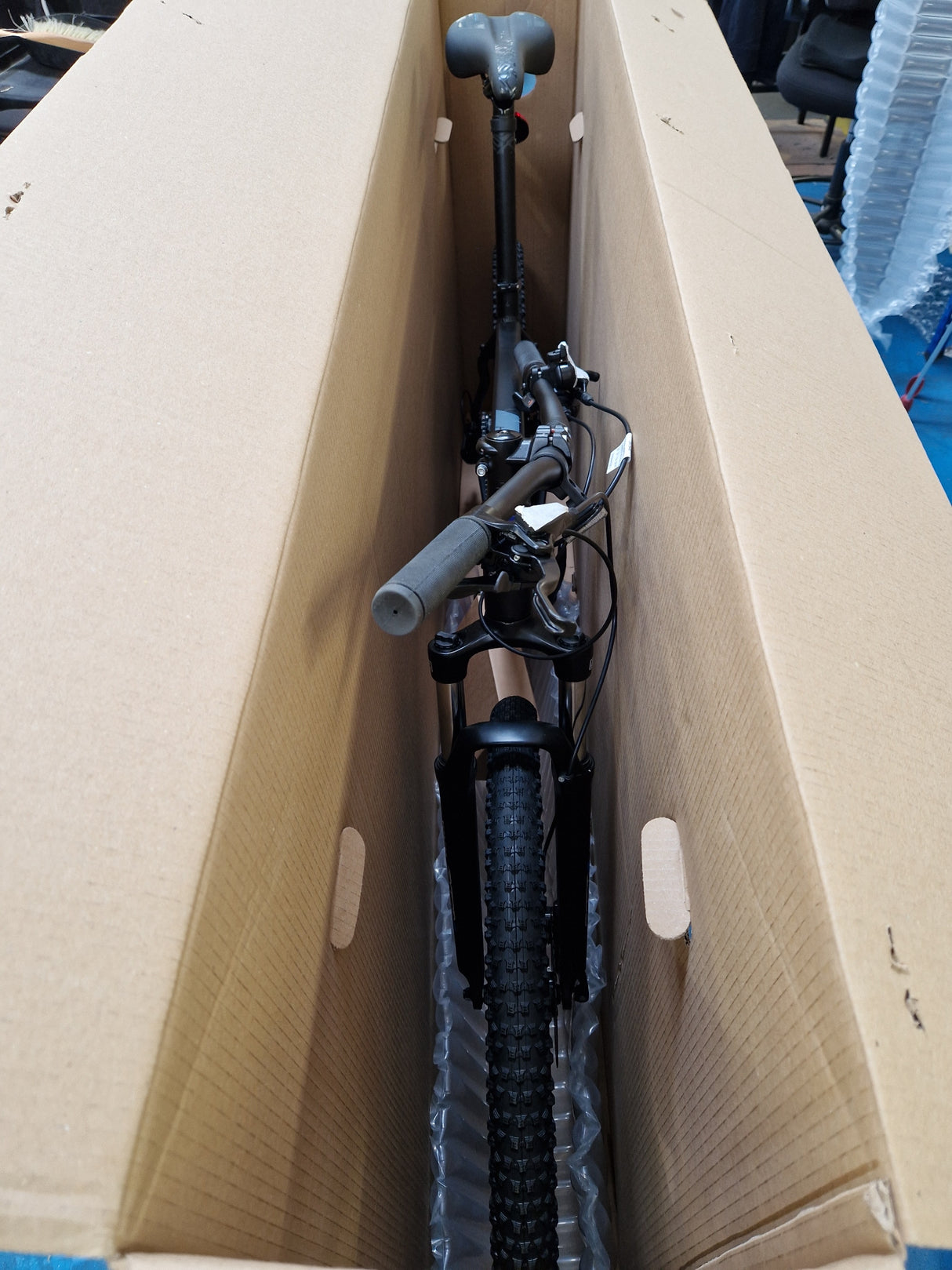 Carrera Hellcat Men's 16-Speed Disc Brake Mountain Bike - X Large - Black